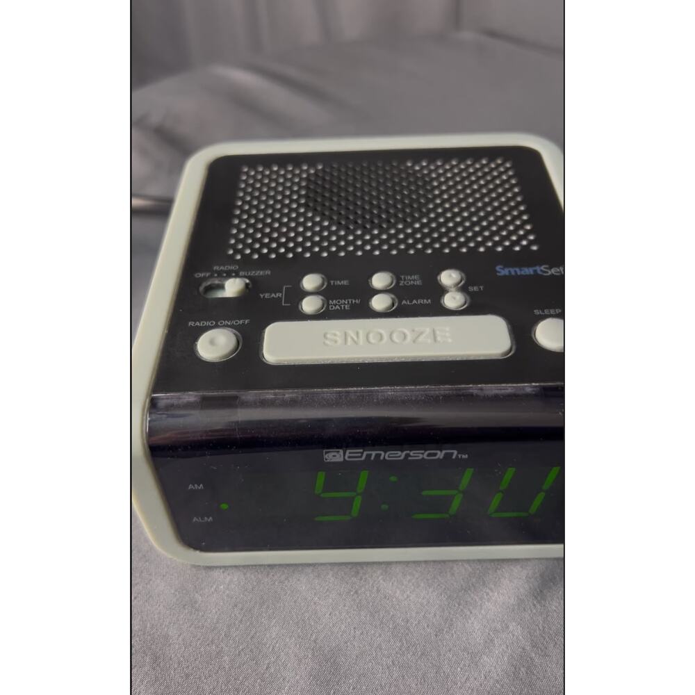 Emerson Am/FM Clock Radio CKS1702